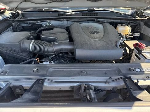 Used 2019 Toyota Tacoma TRD Off-Road AWD/4WD image 29