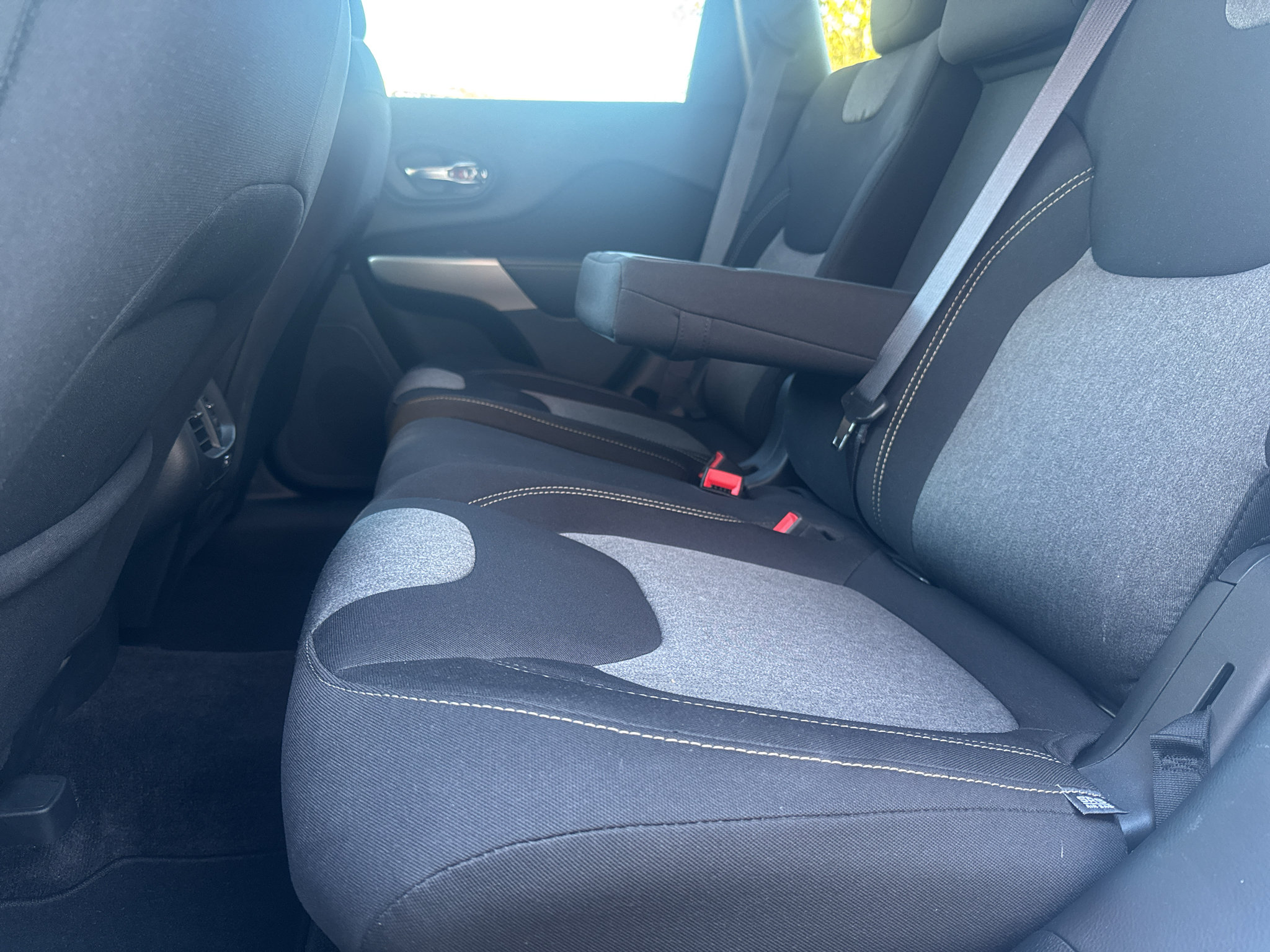 Used 2018 Jeep Cherokee Latitude w/ Safety Group AWD/4WD image 30
