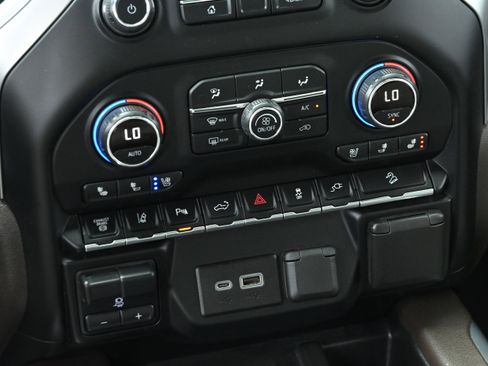 Used 2020 Chevrolet Silverado 2500 LTZ w/ LTZ Texas Edition AWD/4WD image 19