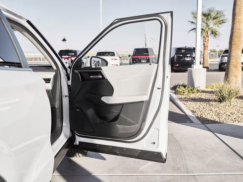 Used 2025 Mitsubishi Outlander SE image 11