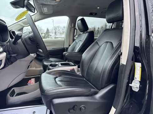 Used 2024 Chrysler Pacifica Select image 18
