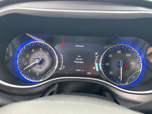 Used 2025 Chrysler Pacifica Select FWD image 24