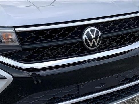 Used 2023 Volkswagen Taos SE w/ Panoramic Sunroof Package image 30