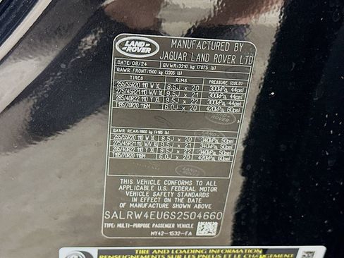 Used 2025 Land Rover Discovery Metropolitan Edition AWD/4WD image 48