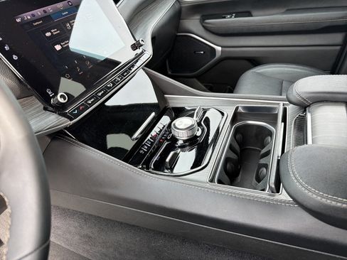 Certified 2024 Jeep Wagoneer Series III image 19