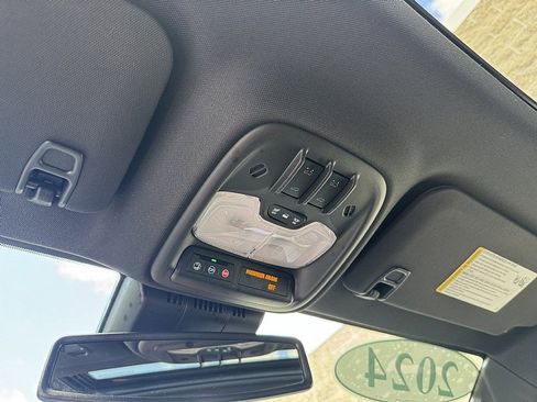 Used 2024 GMC Canyon Denali image 21