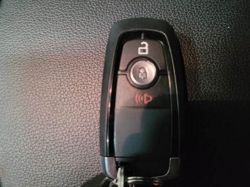 Used 2018 Ford Explorer XLT image 32