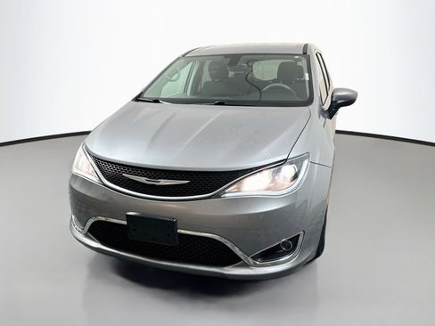 Used 2017 Chrysler Pacifica Touring Plus w/ Tire & Wheel Group FWD image 3