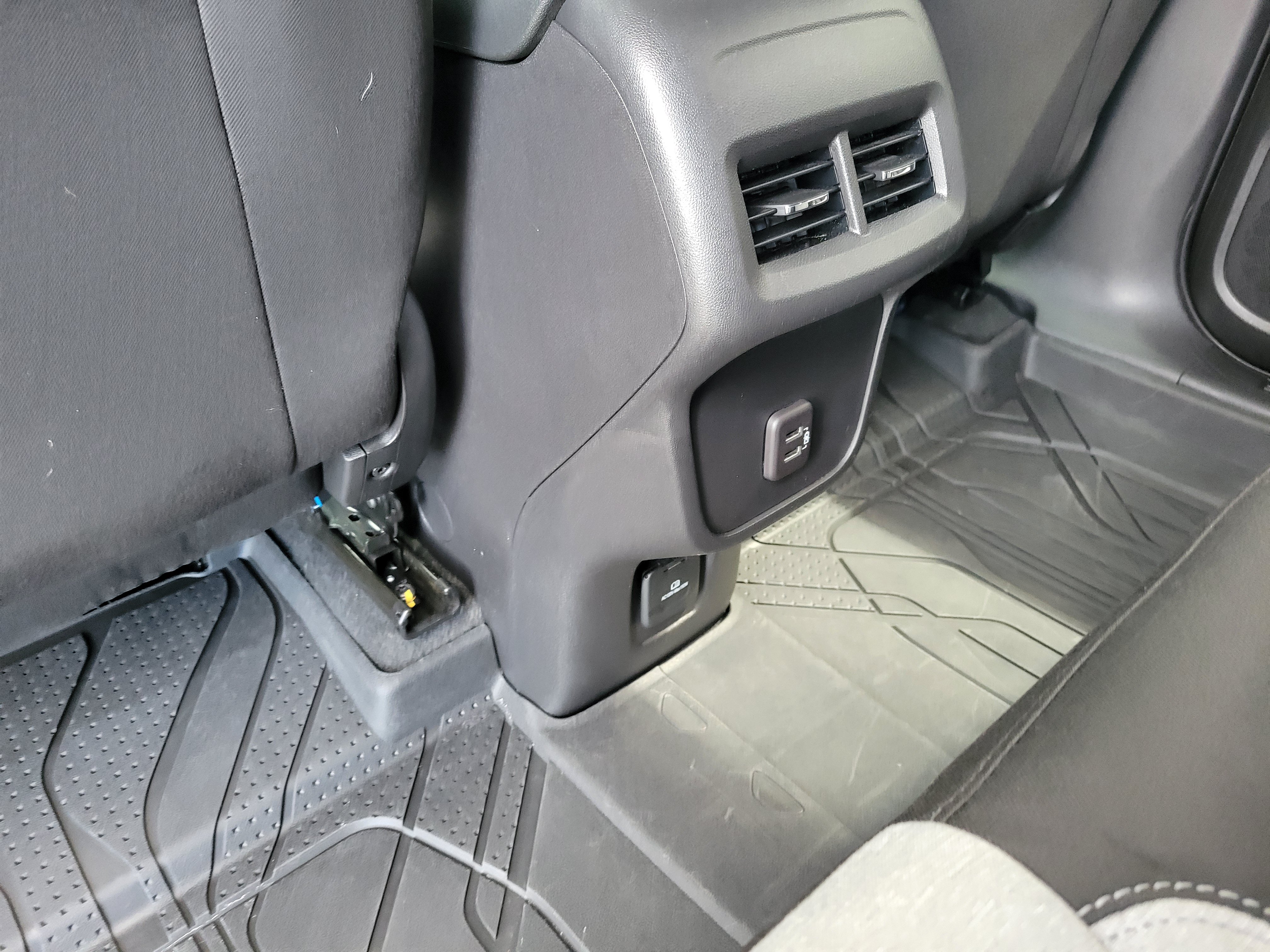 Used 2023 Chevrolet Equinox LT FWD image 33
