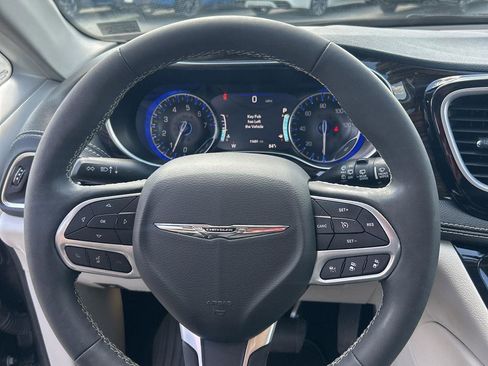 Used 2023 Chrysler Pacifica Limited image 9