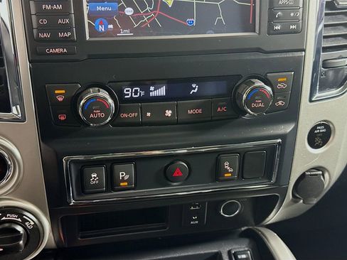 Used 2018 Nissan Titan SV w/ SV Convenience Package image 16