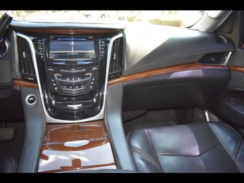 Used 2018 Cadillac Escalade ESV 2WD image 33