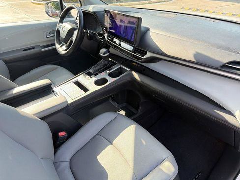 Certified 2025 Toyota Sienna XLE FWD image 17