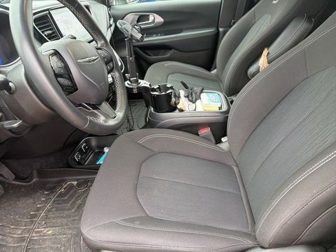 Used 2021 Chrysler Pacifica Touring w/ Uconnect Theater Family Group image 5