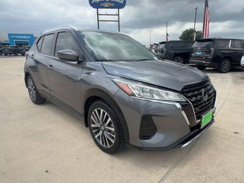 Used 2021 Nissan Kicks SV FWD image 2