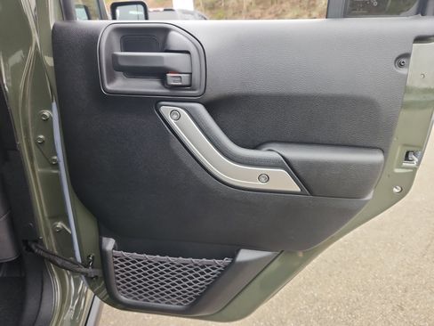 Used 2015 Jeep Wrangler Unlimited Rubicon w/ Connectivity Group image 36