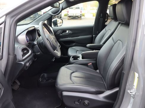 Used 2025 Chrysler Pacifica Select FWD image 5