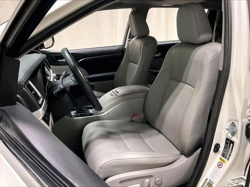 Used 2015 Toyota Highlander Limited image 25