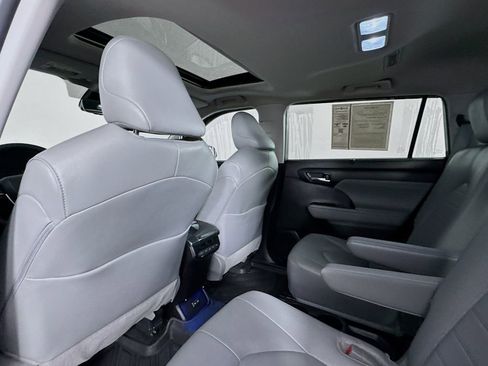 Used 2024 Toyota Highlander XLE image 19
