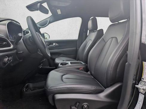 New 2026 Chrysler Pacifica Select image 4