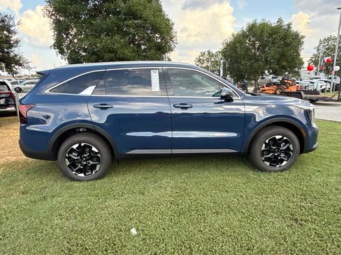 Certified 2025 Kia Sorento S w/ Panoramic Sunroof Package FWD image 2