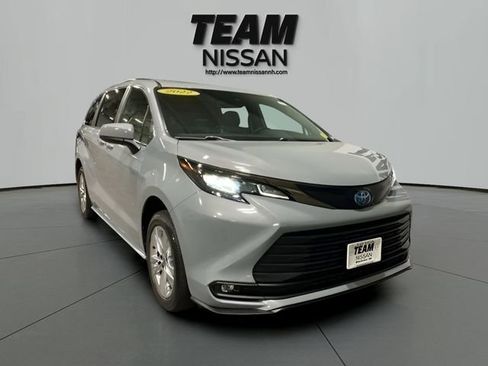Used 2022 Toyota Sienna XLE Woodland Edition AWD/4WD image 1