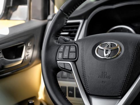 Used 2019 Toyota Highlander Limited FWD image 19