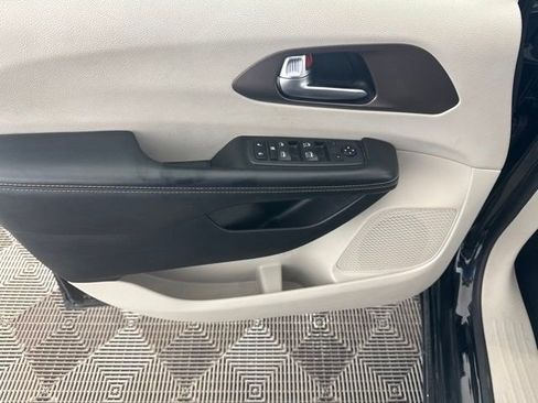 Used 2020 Chrysler Voyager Lxi FWD image 22