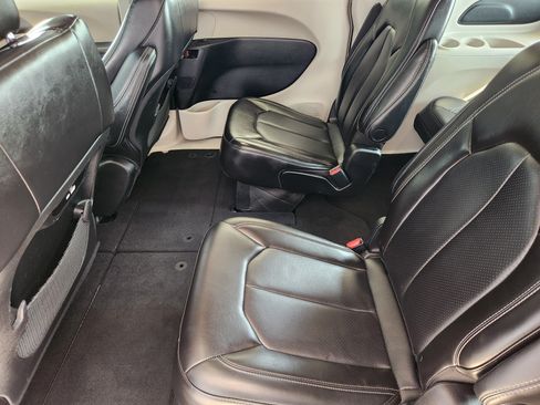 Used 2023 Chrysler Pacifica Touring-L FWD image 32