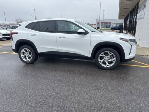 Used 2024 Chevrolet Trax LS w/ LS Convenience Package image 4