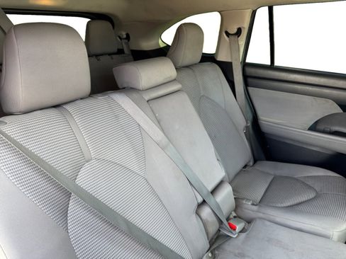 Used 2021 Toyota Highlander LE image 40