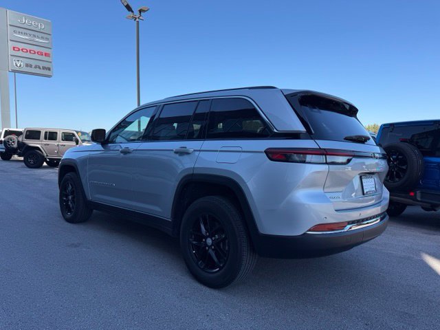 Used 2024 Jeep Grand Cherokee Laredo X AWD/4WD image 5