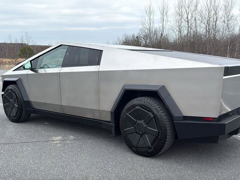 Used 2024 Tesla Cybertruck AWD Crew Cab image 10
