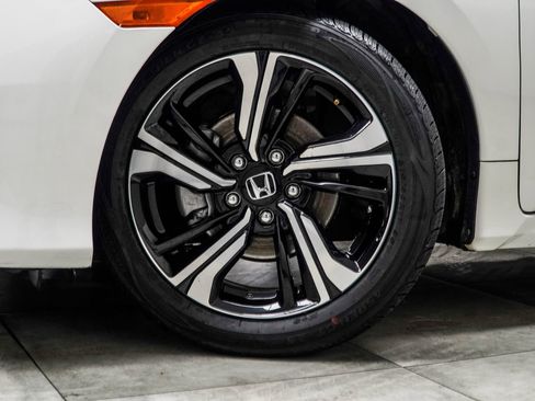 Used 2018 Honda Civic Touring image 3