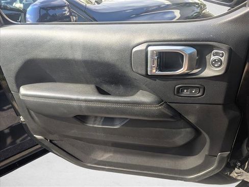 Used 2018 Jeep Wrangler Unlimited Sahara AWD/4WD image 9
