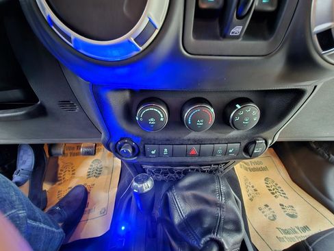 Used 2017 Jeep Wrangler Unlimited Sahara w/ Connectivity Group image 34