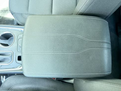 Used 2023 Chevrolet Traverse LT FWD image 21