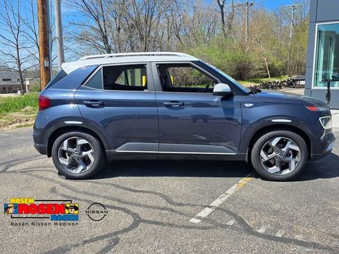 Used 2020 Hyundai Venue FWD image 2