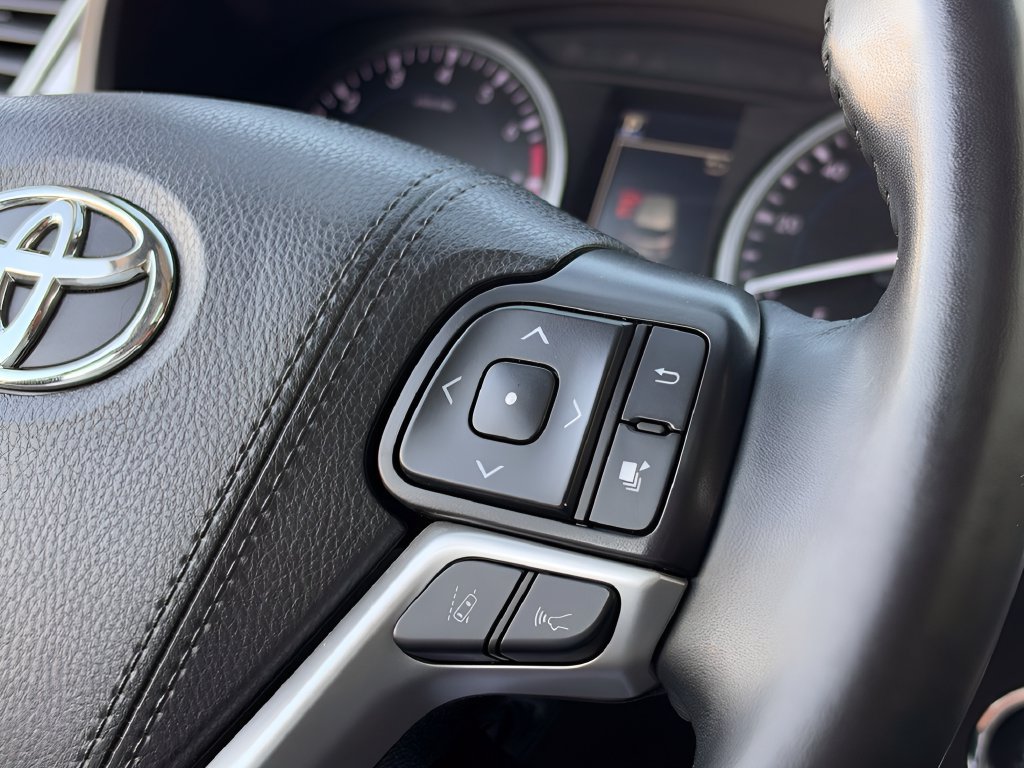 Used 2019 Toyota Highlander XLE AWD/4WD image 28