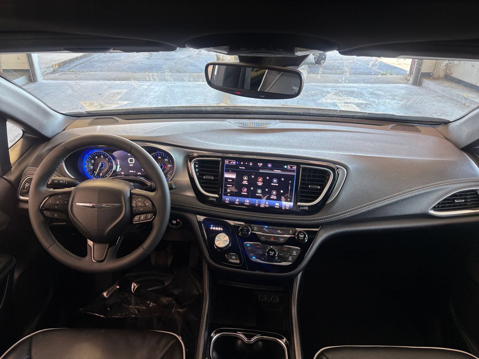 Used 2025 Chrysler Pacifica Limited FWD image 37