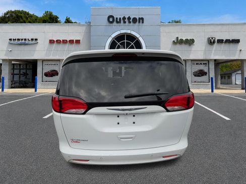 Certified 2022 Chrysler Voyager LX FWD image 5
