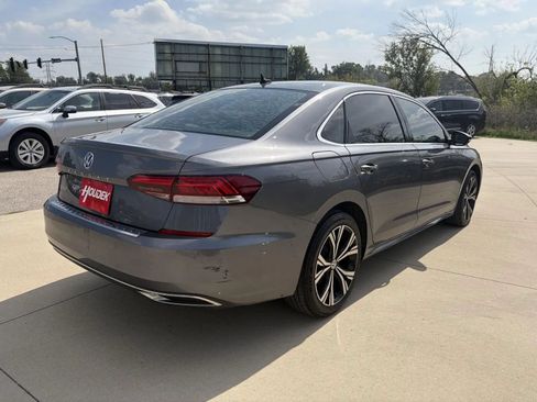 Used 2022 Volkswagen Passat 2.0T SE FWD image 8