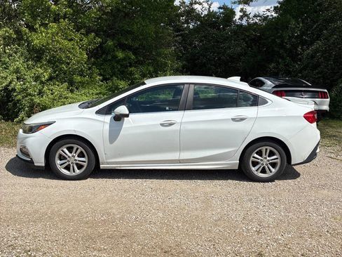 Used 2017 Chevrolet Cruze LT w/ Convenience Package FWD image 3