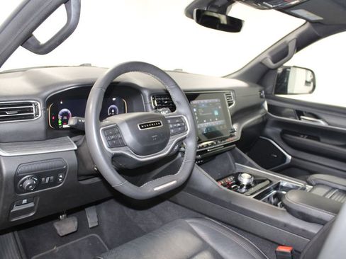 Used 2023 Jeep Wagoneer L Series II image 23