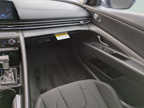 Used 2025 Hyundai Elantra SEL FWD image 13