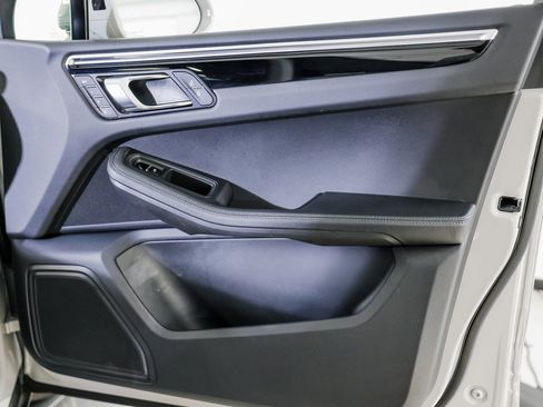 Certified 2023 Porsche Macan image 27