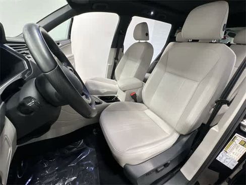 Certified 2022 Volkswagen Tiguan SE R-Line image 17