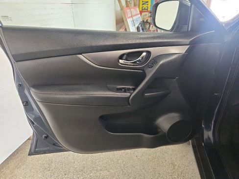 Used 2016 Nissan Rogue SV w/ SV Premium Package image 14