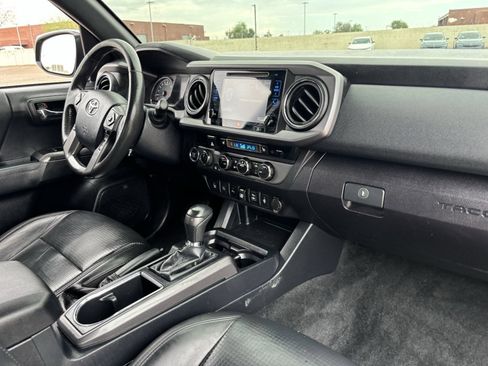 Used 2018 Toyota Tacoma TRD Off-Road AWD/4WD image 13