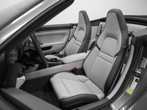 Certified 2025 Porsche 911 Carrera RWD image 52